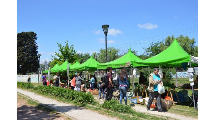 Feria hortiflorícola en la Plaza Tarumá